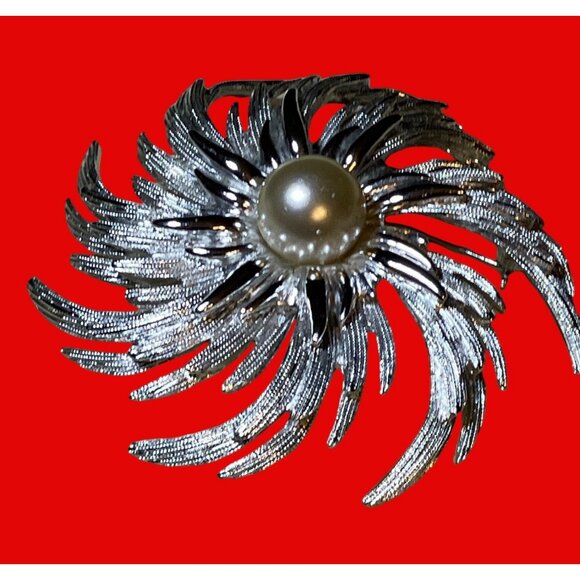 Sarah Coventry Lg faux pearl pinwheel flower brooch silver tone Costume Jewelry - Picture 2 of 8